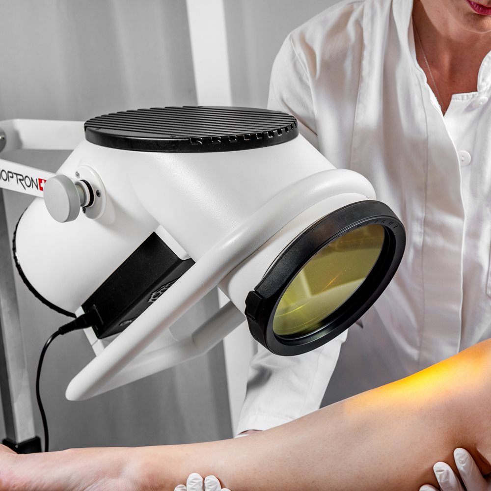 Lichttherapie Knie mit Lichttherapiegerät BIOPTRON 2 mit Standstativ