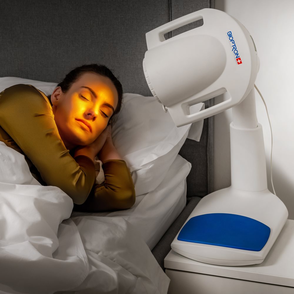 Lichtbehandlung Schlaf mit BIOPTRON Pro 1 Lichttherapiegerät und Tischstativ