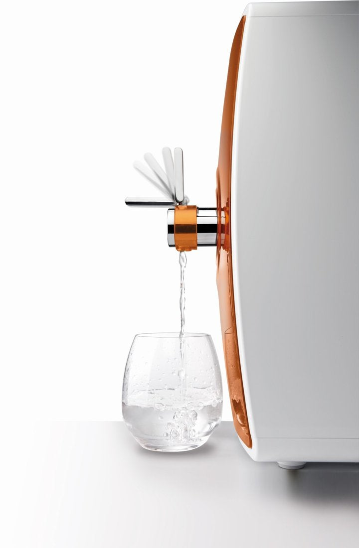 Edelwasser Aufbereitungsgerät füllt Glas mit gereinigtem Trinkwasser